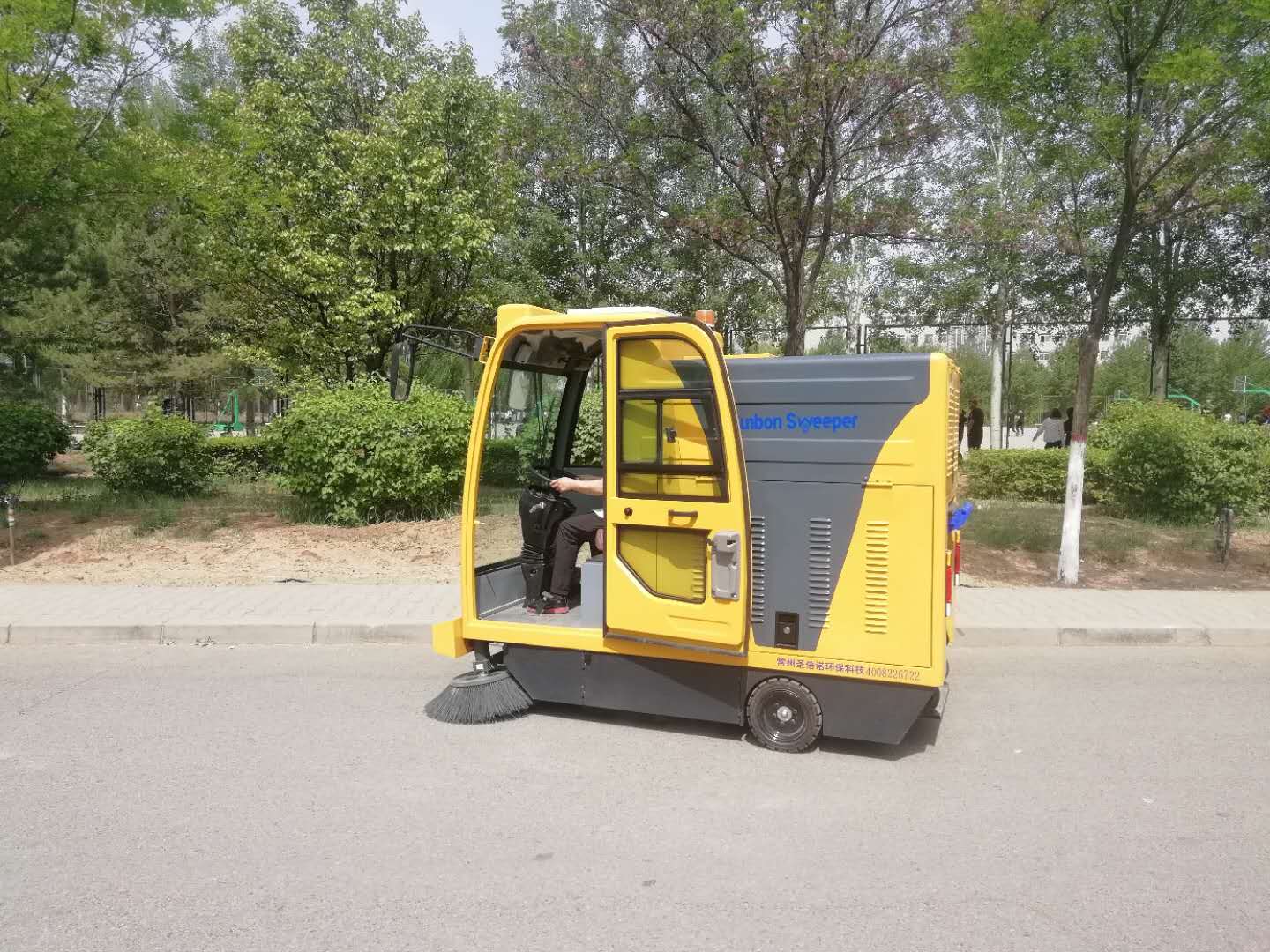 大型電動清掃車更適合城市路段清掃工作 大型電動清掃車更適合城市路段清掃工作