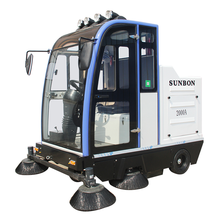 火車站貨場保潔交給電動掃地車 火車站貨場保潔交給電動掃地車