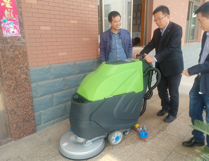 學校食堂用什么樣的洗地機