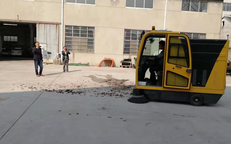 駕駛電動(dòng)掃地車(chē)的工作使用步驟