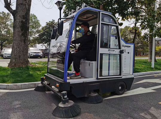 駕駛式電動掃地車為什么在取代清潔工?