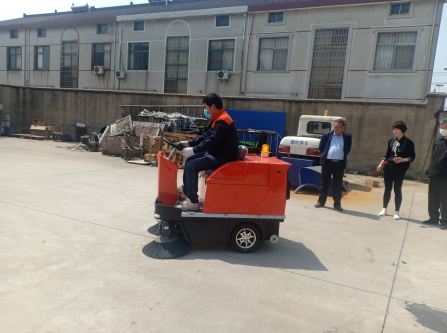 鎮江客戶來公司試掃1200駕駛式電動掃地車