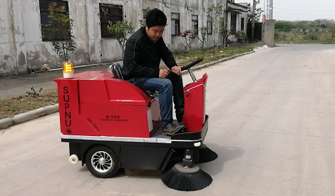廣西百色某化工廠采購小型電動掃地車