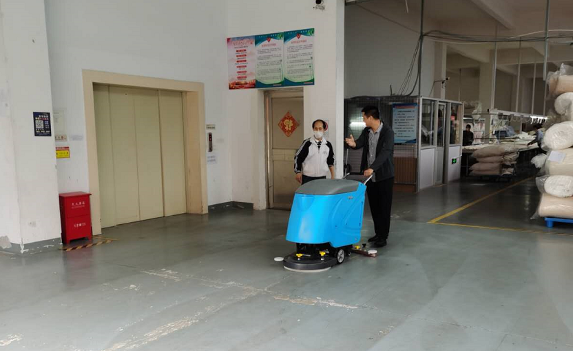 恭喜手推式洗地機(jī)在丹陽某服裝廠正式上崗