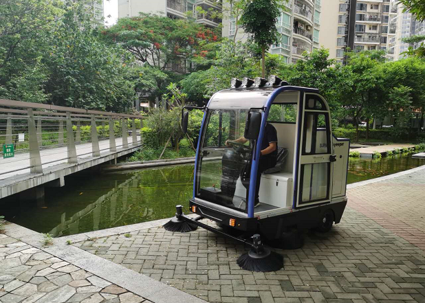 深圳某大型物業使用2000A物業掃地車案例