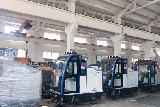 圣倍諾員工高溫下加班趕制全封閉電動(dòng)掃地車(chē)