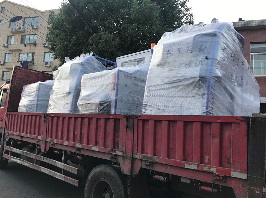 圣倍諾員工高溫下加班趕制全封閉電動(dòng)掃地車(chē)
