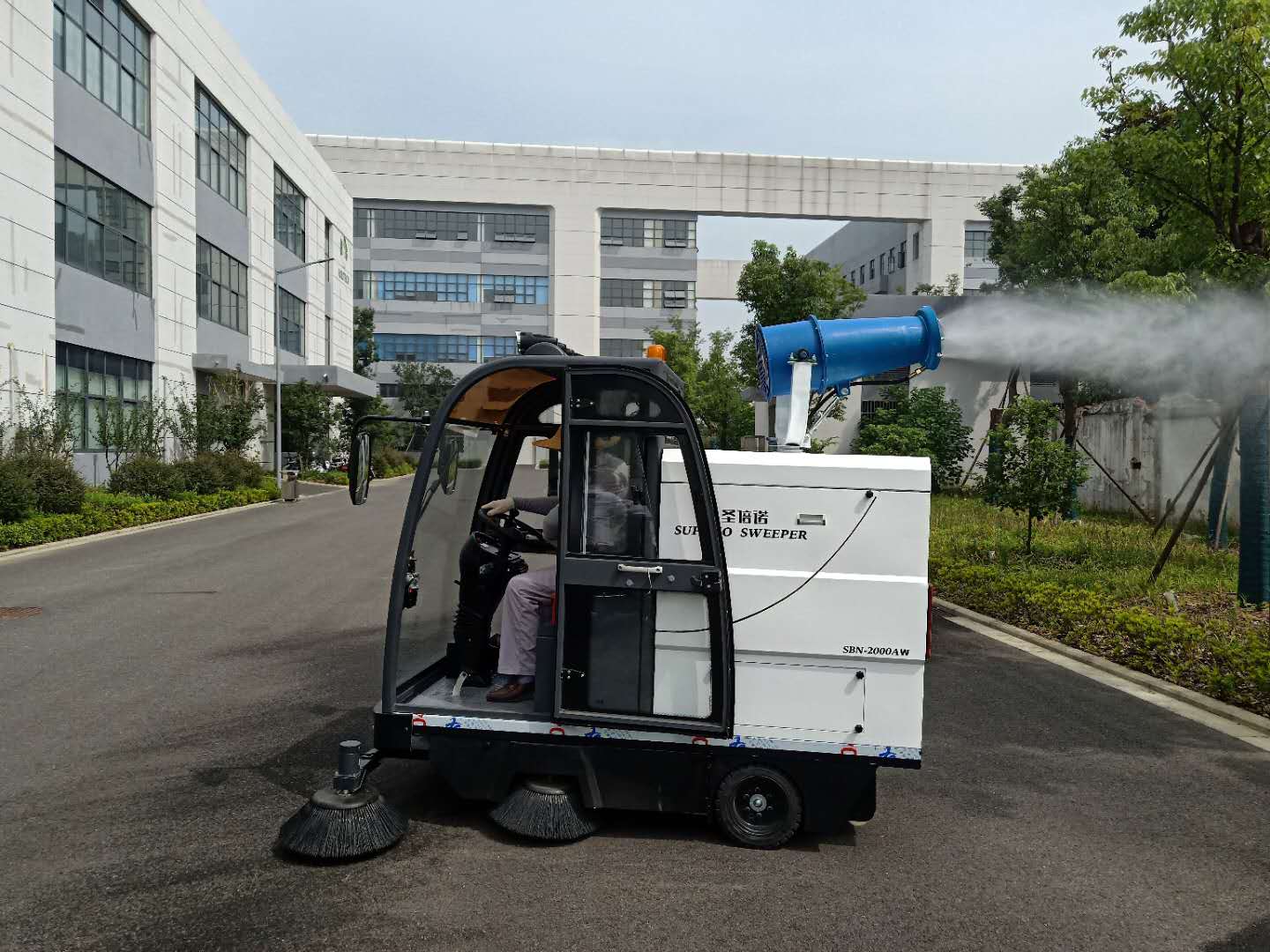 河南洛陽某濕巾廠訂購2000AW電動清掃車