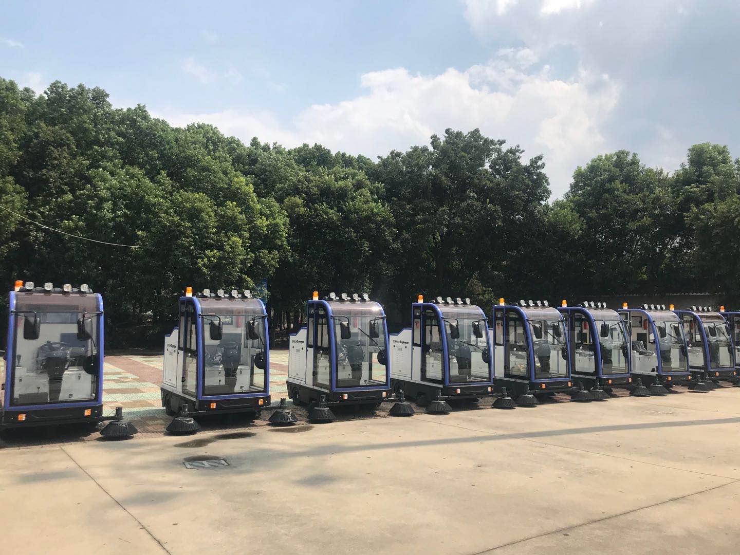 10臺2000A全封閉鋰電池掃地車繼續出貨內蒙某環衛