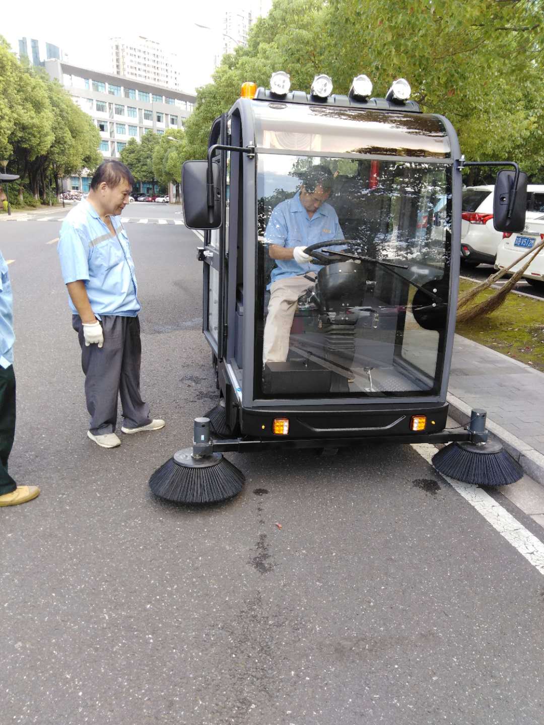 電動清掃車進駐山東淄博某學校