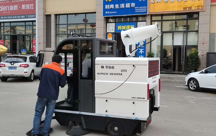 環(huán)衛(wèi)電動掃路車的優(yōu)點及經(jīng)濟效益