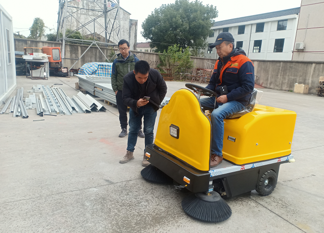 工業(yè)電動掃地車選擇什么樣的知名品牌