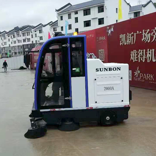駕駛式電動(dòng)掃地機(jī)