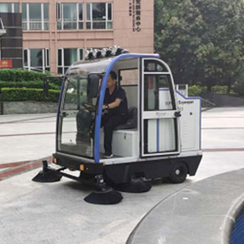 駕駛式小型掃地機