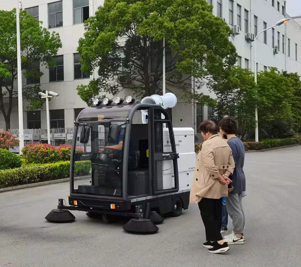 電瓶式掃地車節省人力物力，深受各行業青睞