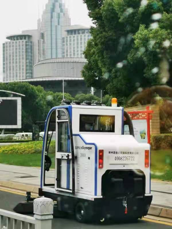 2000A電動掃地車走進(jìn)常州市政府