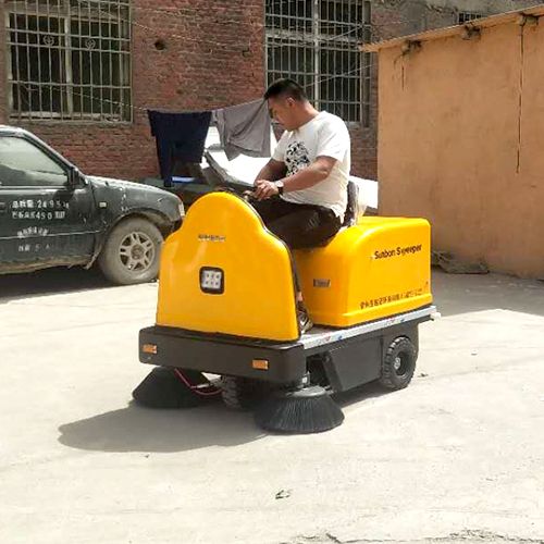 駕駛電動清掃車在各行業的應用