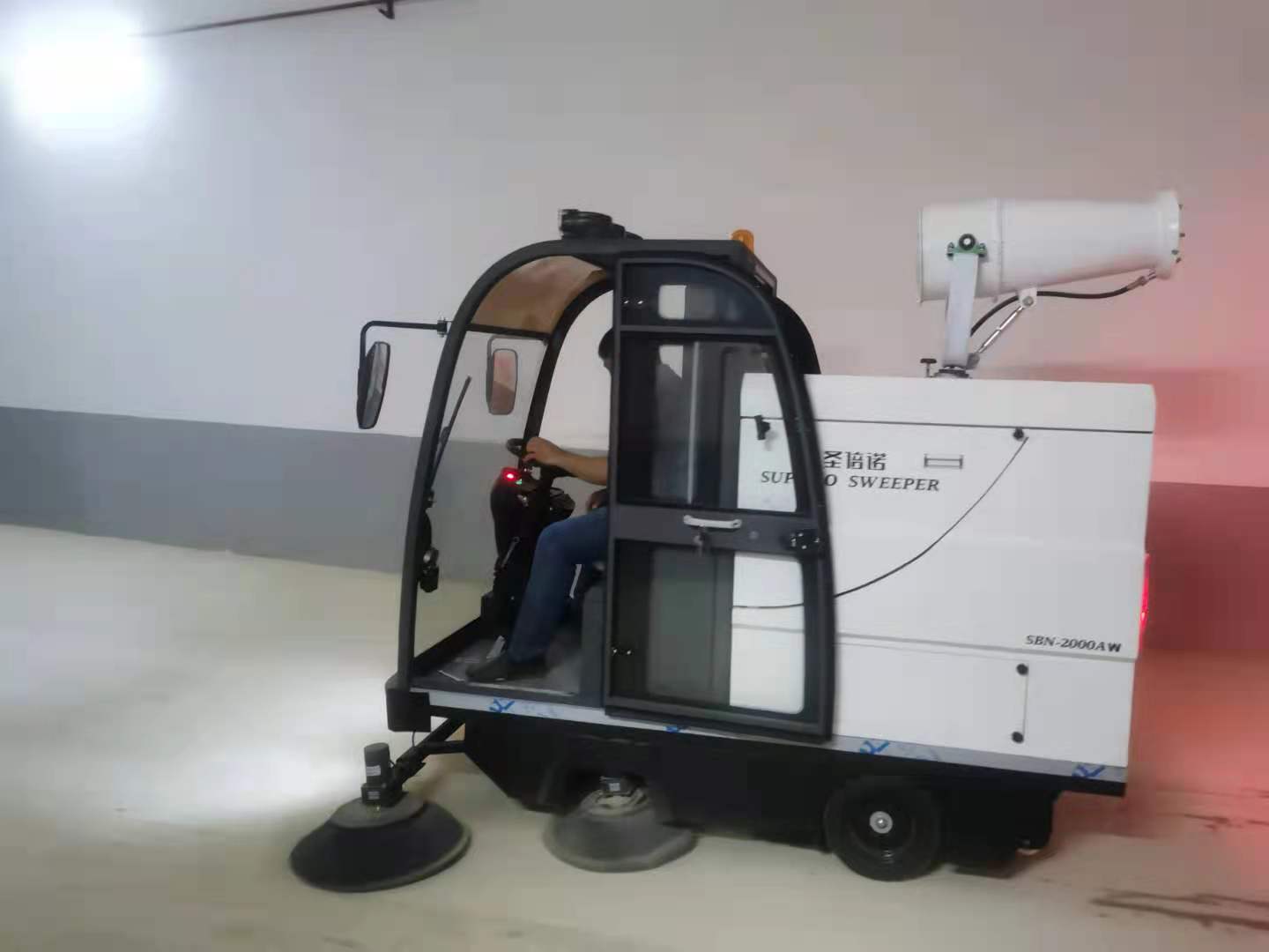全封閉電動清掃車有什么功能特點?