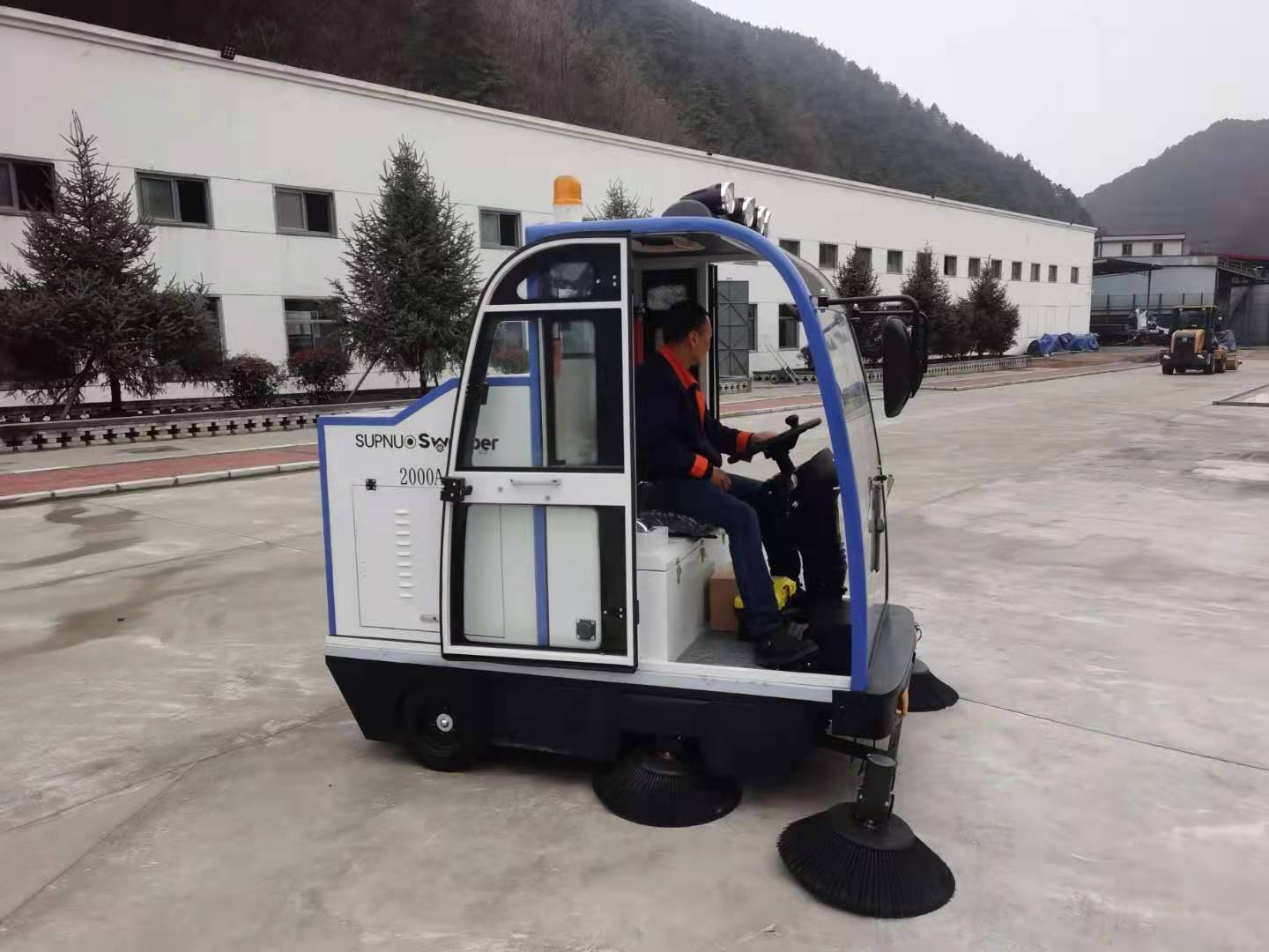 物業推薦用電動掃地機提高保潔效率
