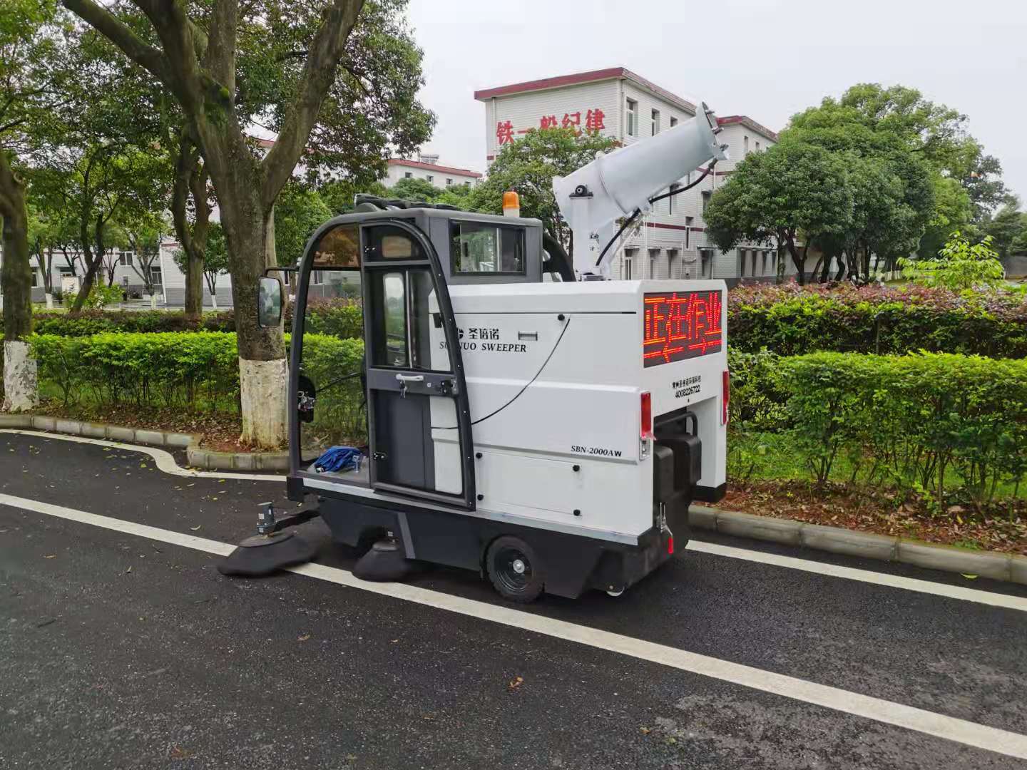 電動掃地機成為工業(yè)保潔的好幫手