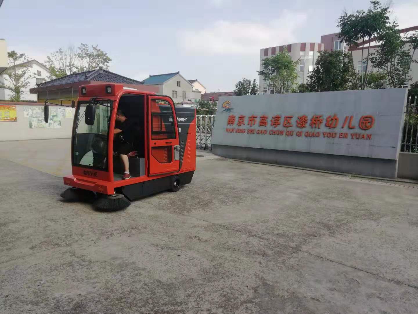 使用駕駛式掃地機在學校清潔上是否比人工打掃更好？