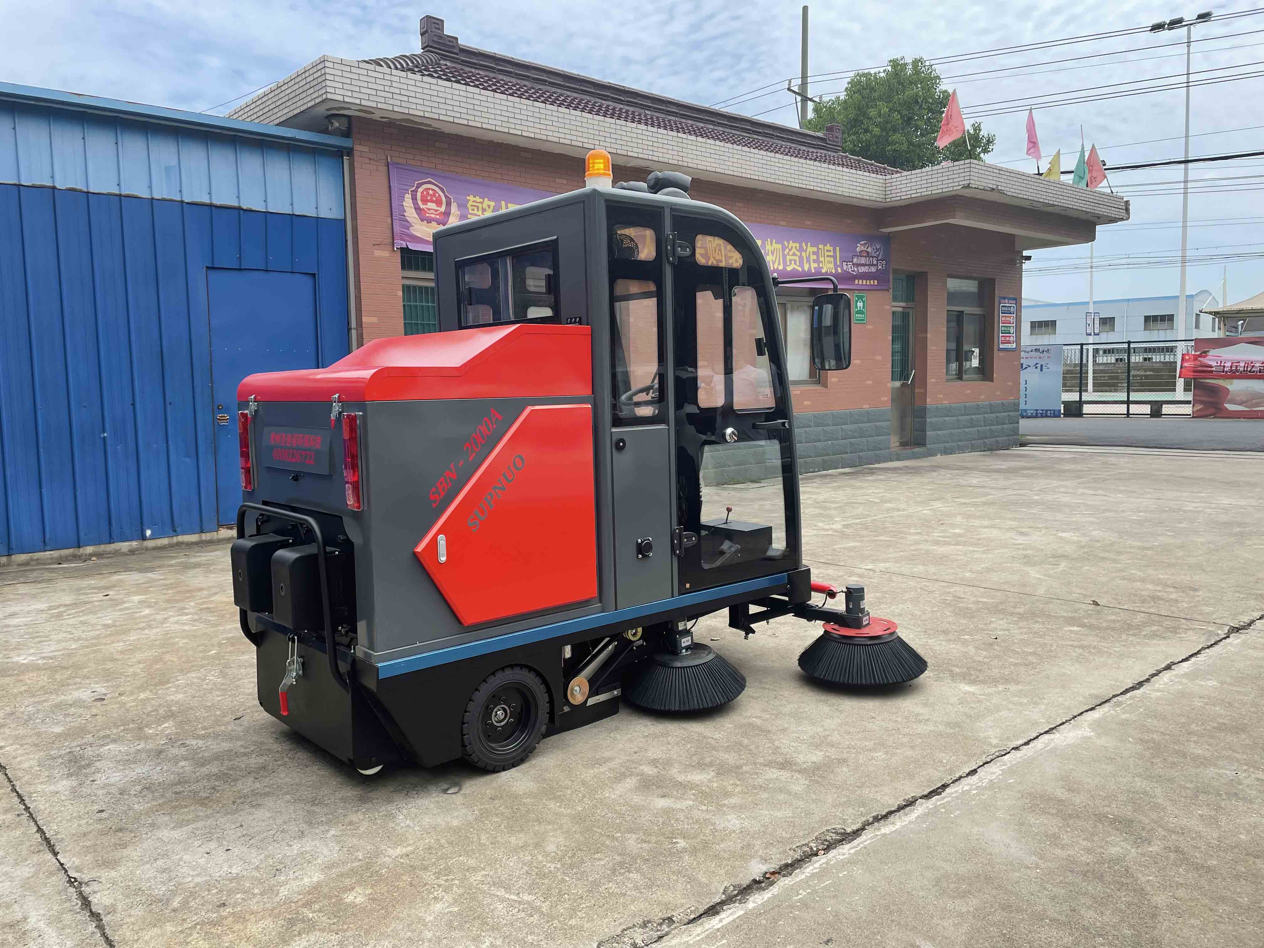 不同類型的電動(dòng)掃地機(jī)可用于不同的地點(diǎn)和清掃區(qū)域