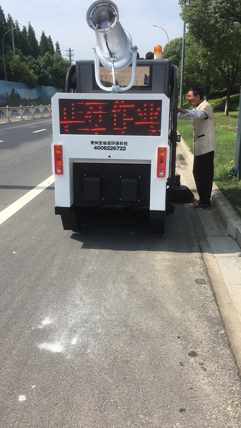 車(chē)站清掃車(chē)的操作簡(jiǎn)單，得到了環(huán)衛(wèi)人員的認(rèn)可