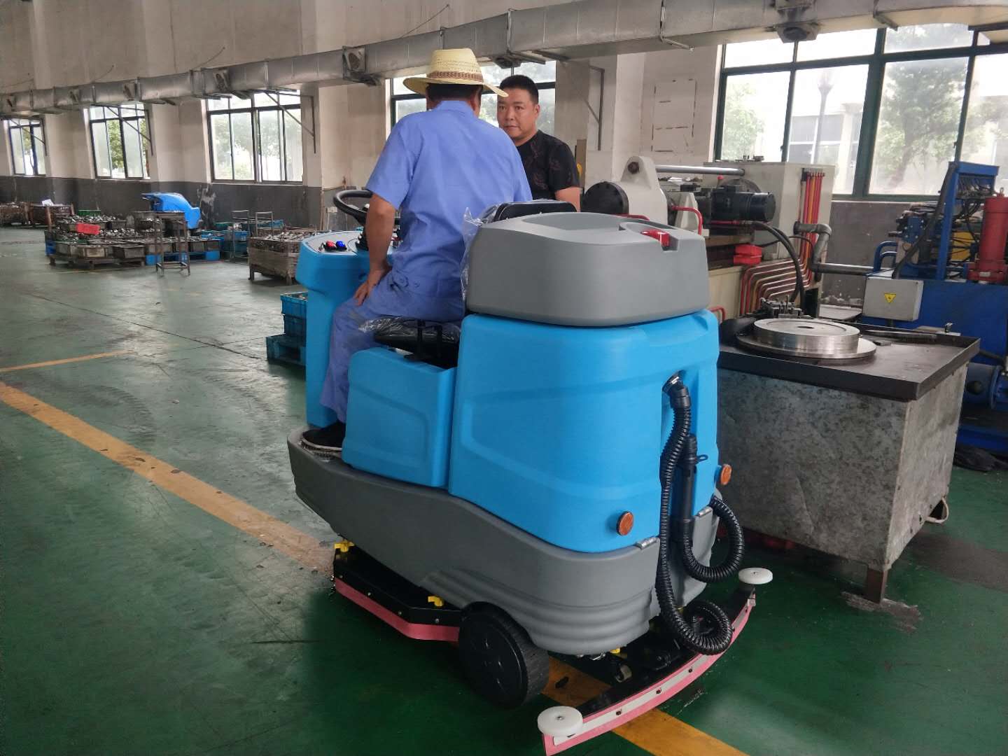 對于駕駛員來說，中小型駕駛洗地機有很多優點