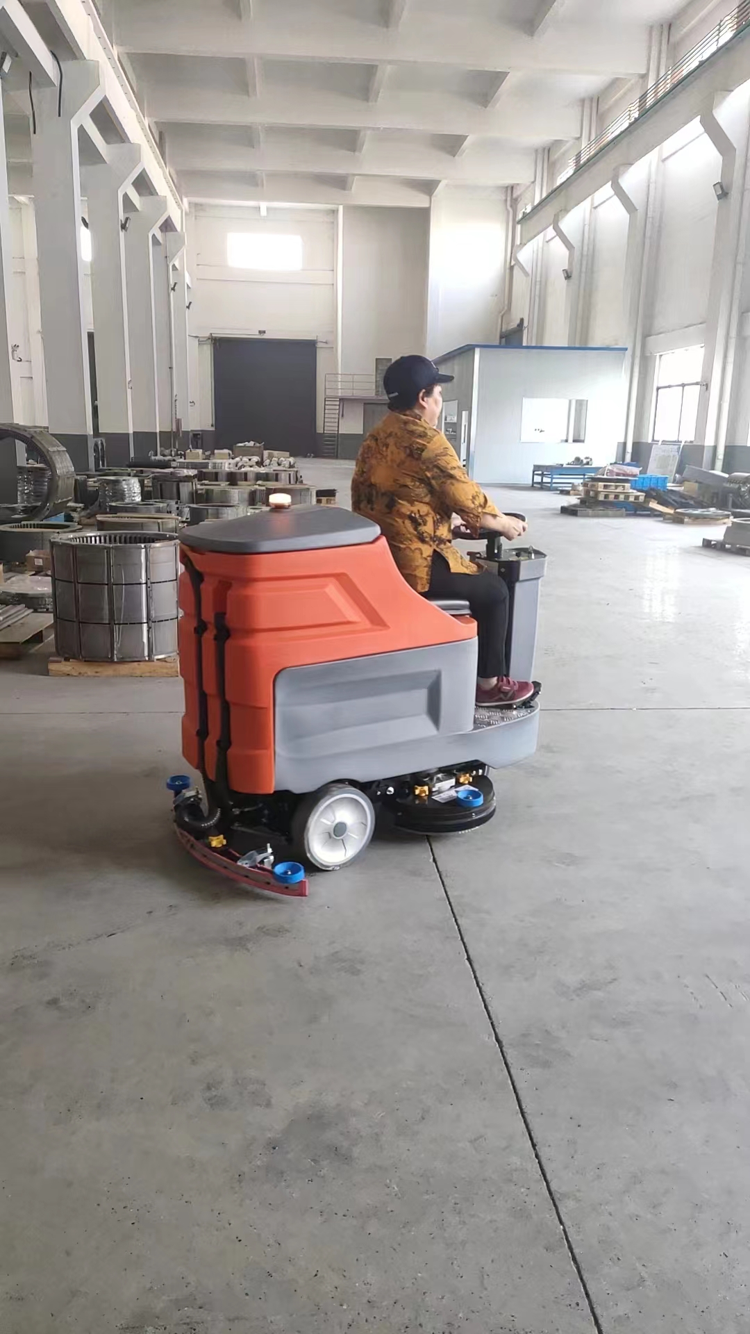 在工廠車間使用工業洗地機有什么好處呢？