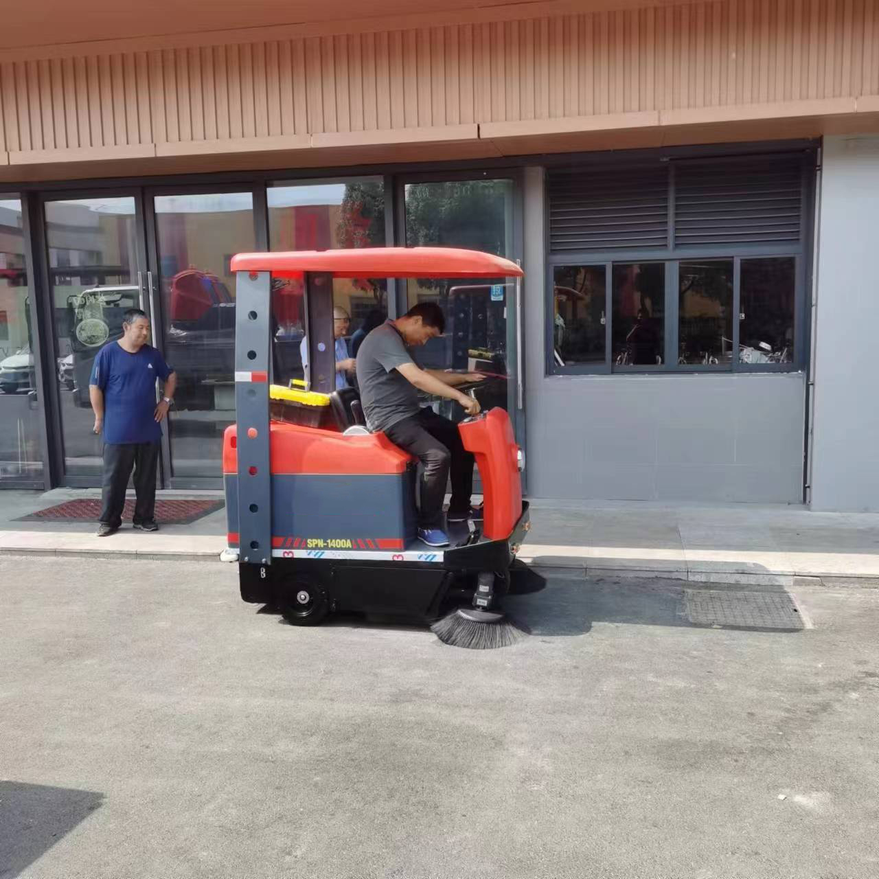 如何使用物業電動掃地車進行環境清潔工作？