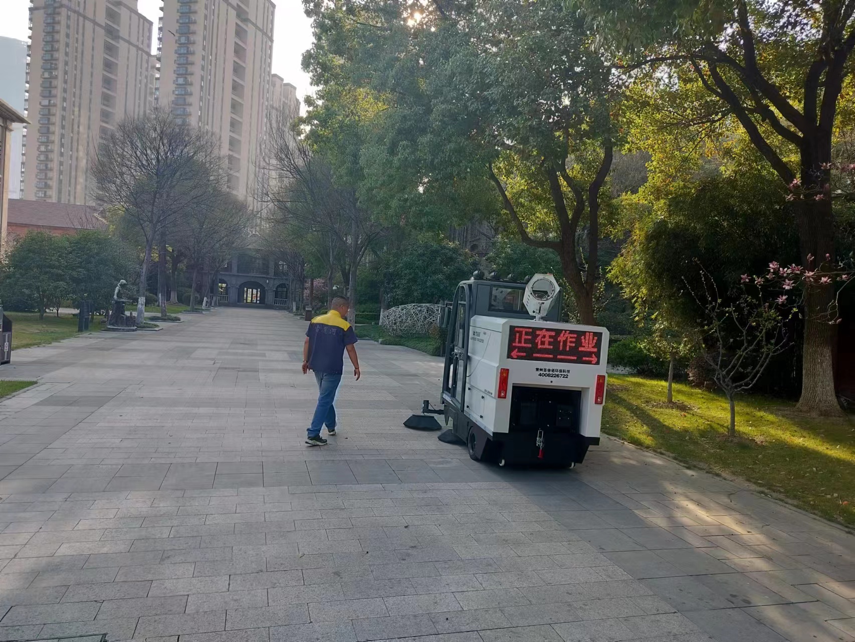 電動路面清掃車逐漸成為了學校保潔工作的新寵。