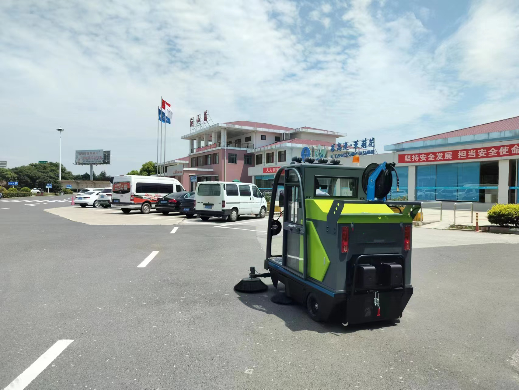 電動路面清掃車逐漸成為了學校保潔工作的新寵。