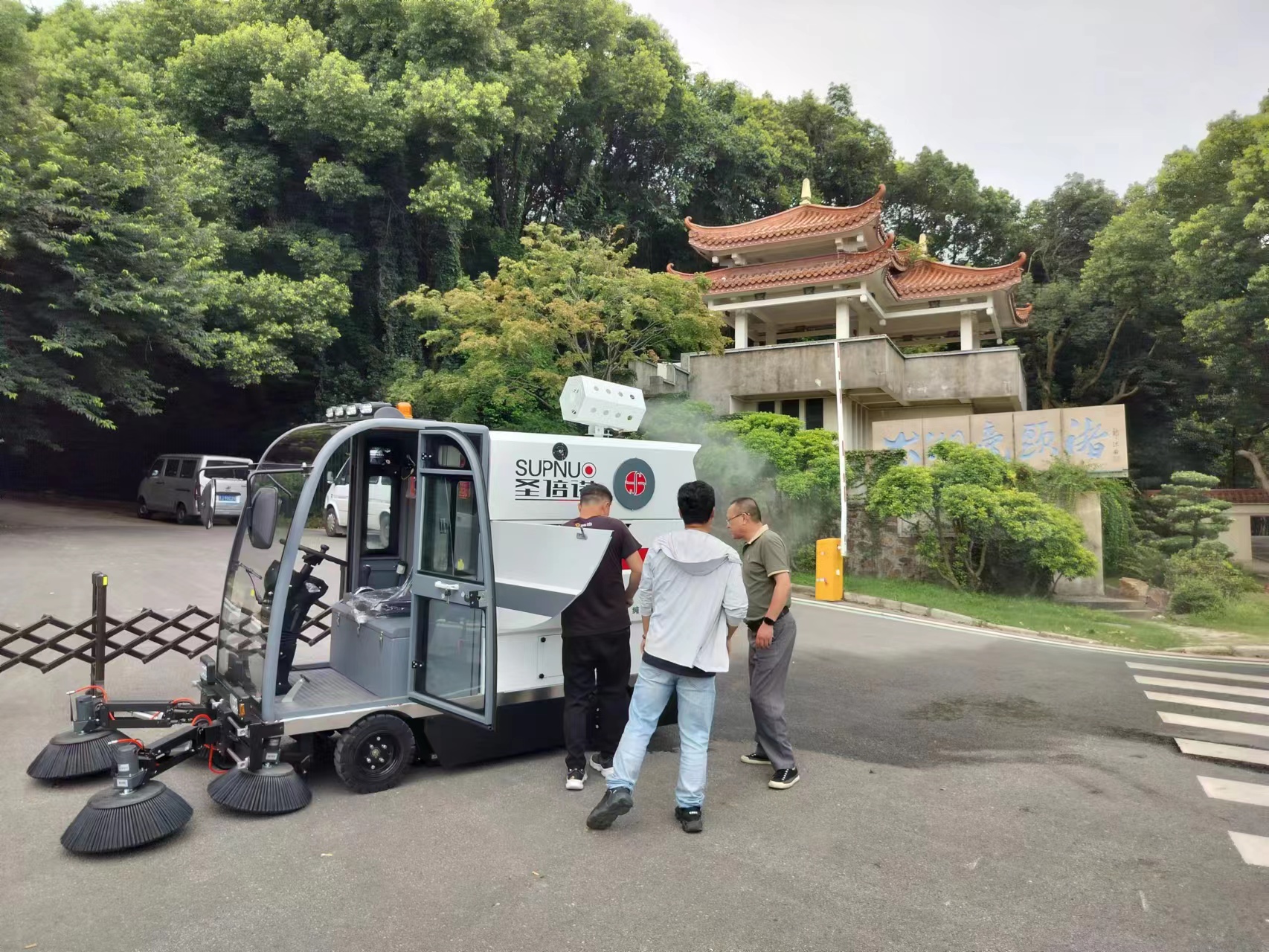 電動(dòng)路面清掃車