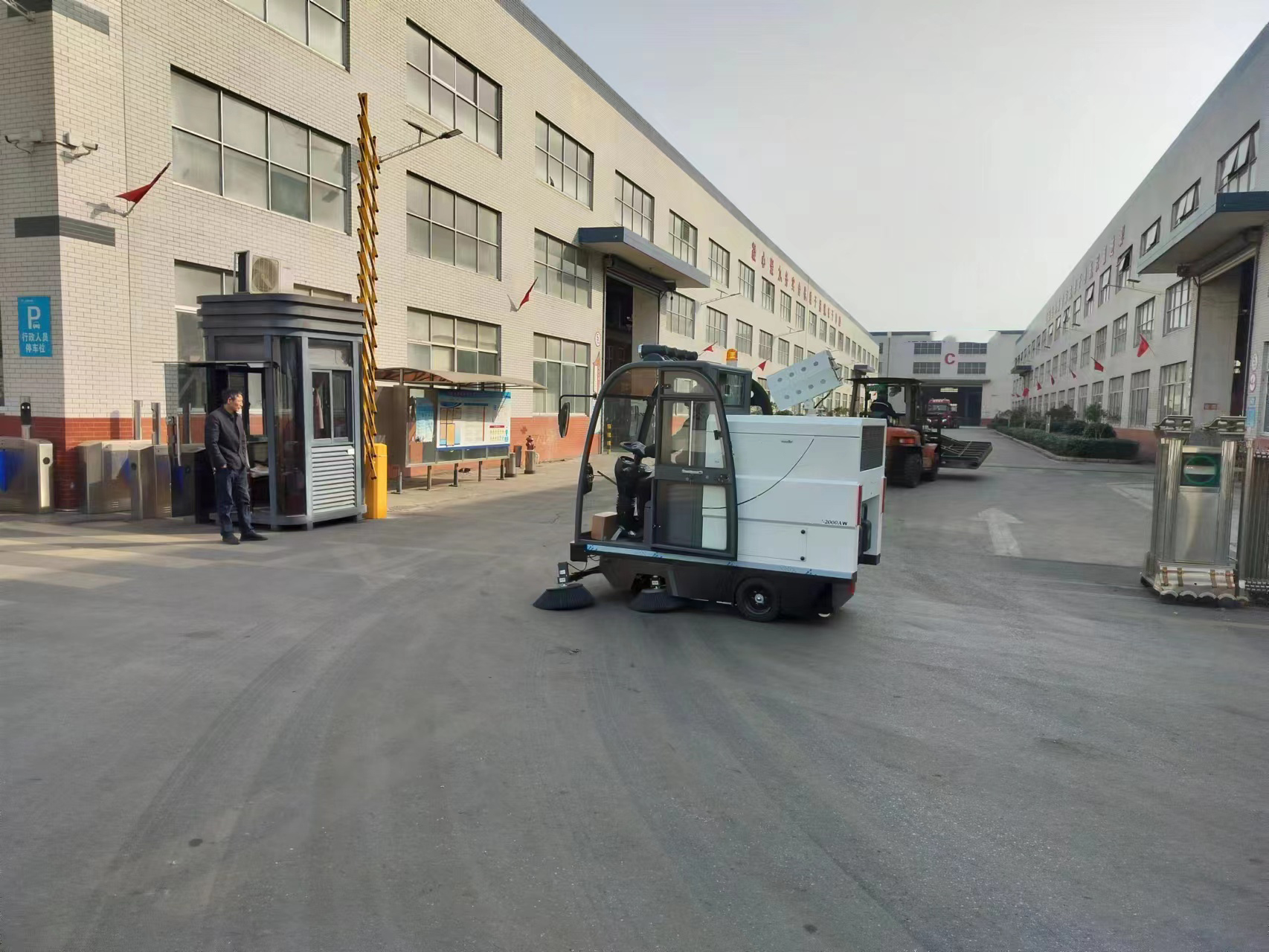 電動清掃車逐漸成為城鎮街道清掃的主力軍