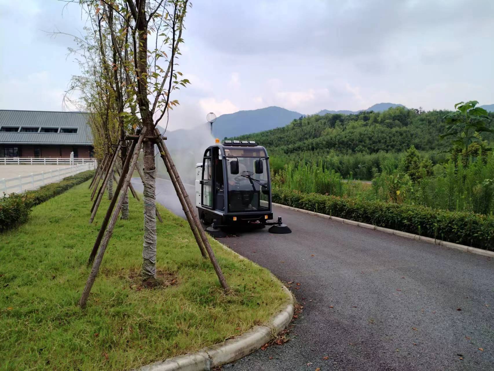 小巧靈活的駕駛掃地機，讓清潔更簡單！