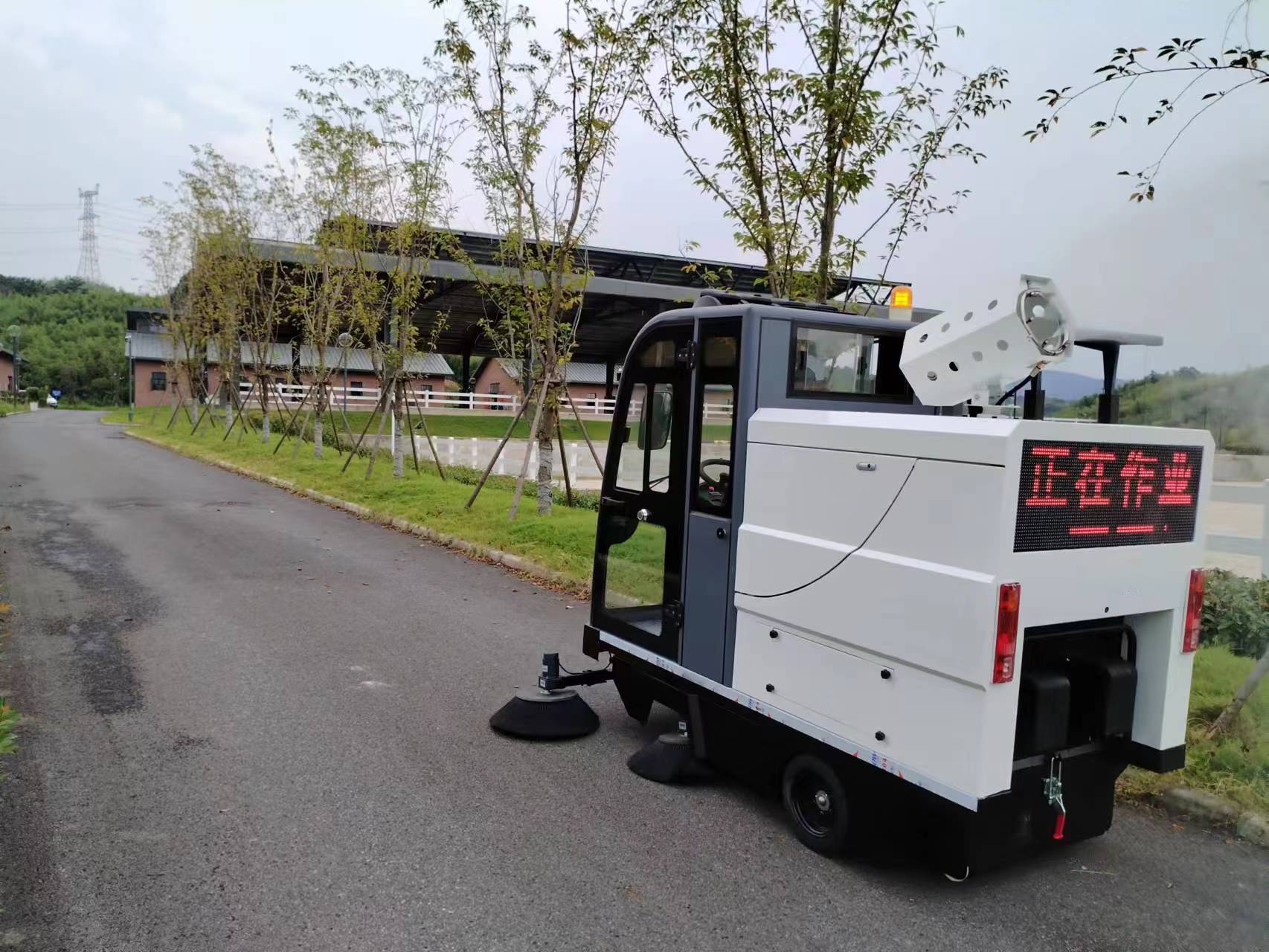 小巧靈活的駕駛掃地機，讓清潔更簡單！