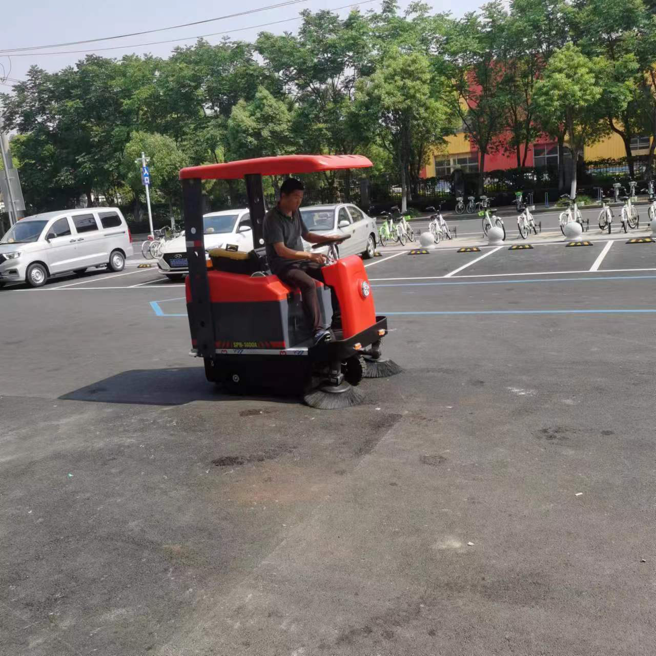 投放機器人清潔車，提升環衛工作效率
