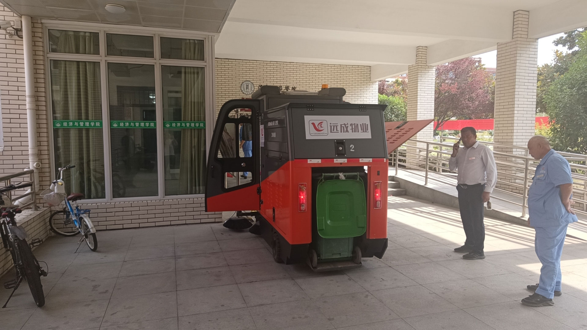 高溫紅色預警下的城市守衛：維修工人辛勤工作 