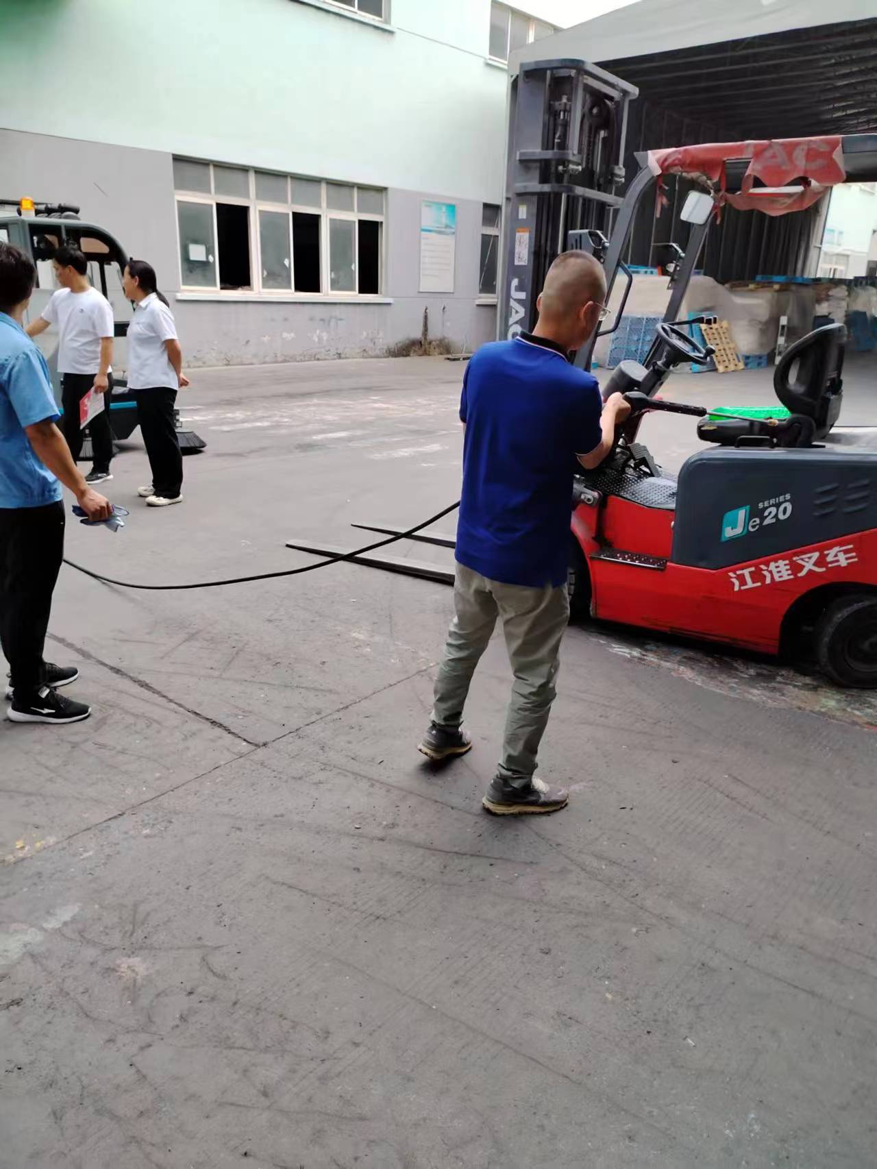 展望未來，電動掃地車行業(yè)將面臨以下幾個主要的發(fā)展趨勢