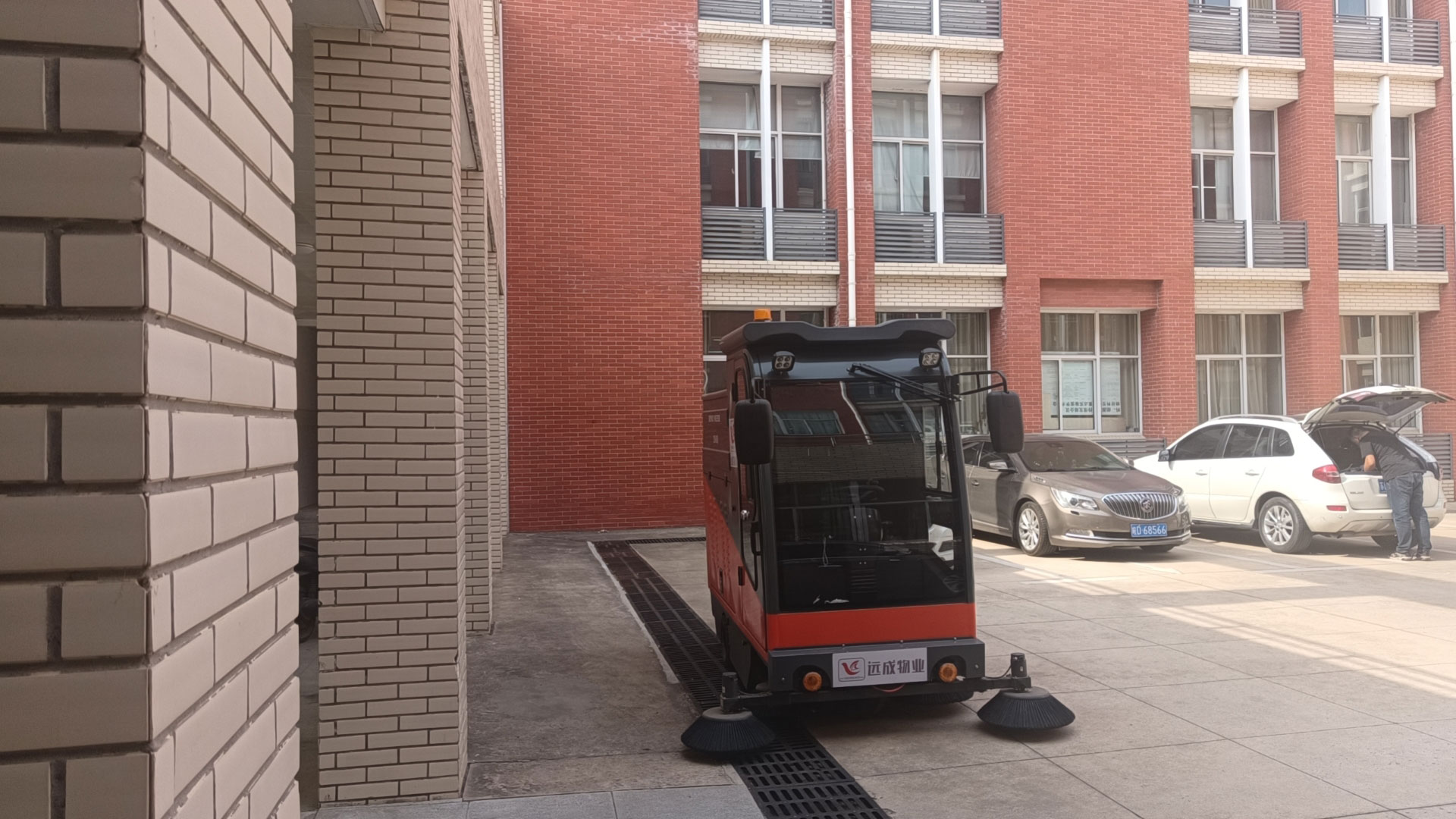 環(huán)保高效：電池驅(qū)動的車庫清掃車 