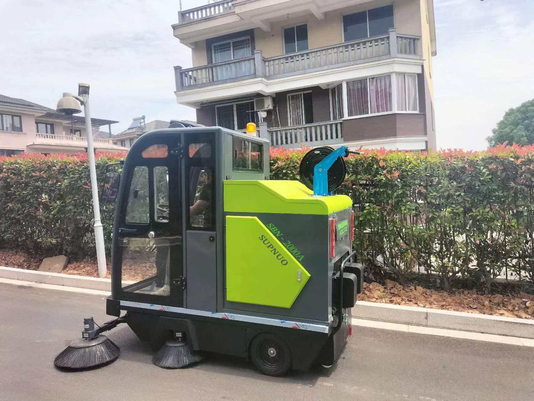掃地車作為一種新興的工業清潔設備，正在深刻改變工廠的清潔管理方式。