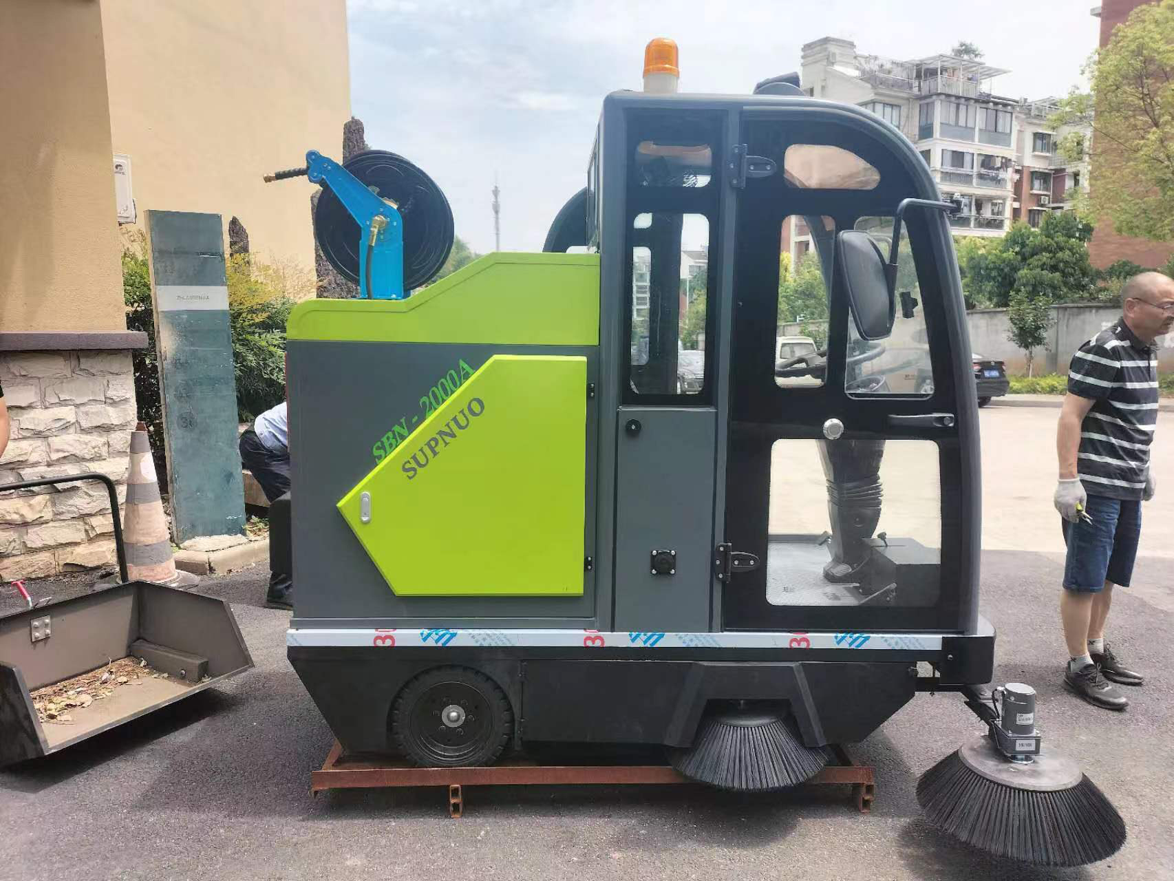 在當今快節(jié)奏的生活中，電動掃地車逐漸成為家庭和商業(yè)環(huán)境中不可或缺的清潔助手。隨著科技的不斷發(fā)展，電動掃地車以其高效、便捷的清潔能力，滿足了人們對衛(wèi)生環(huán)境的需求。