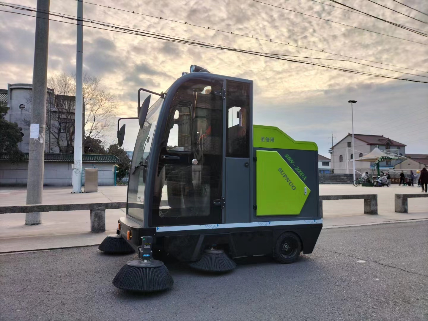  駕駛式工業吸塵掃地車是一種高效、多功能的地面清潔設備