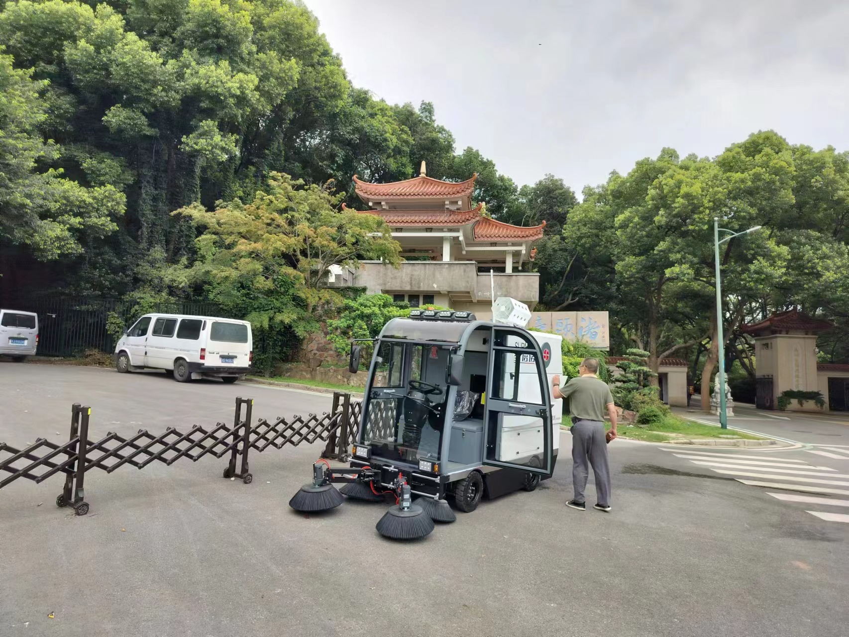 隨著科技的發(fā)展，清掃車在性能和效率上不斷創(chuàng)新