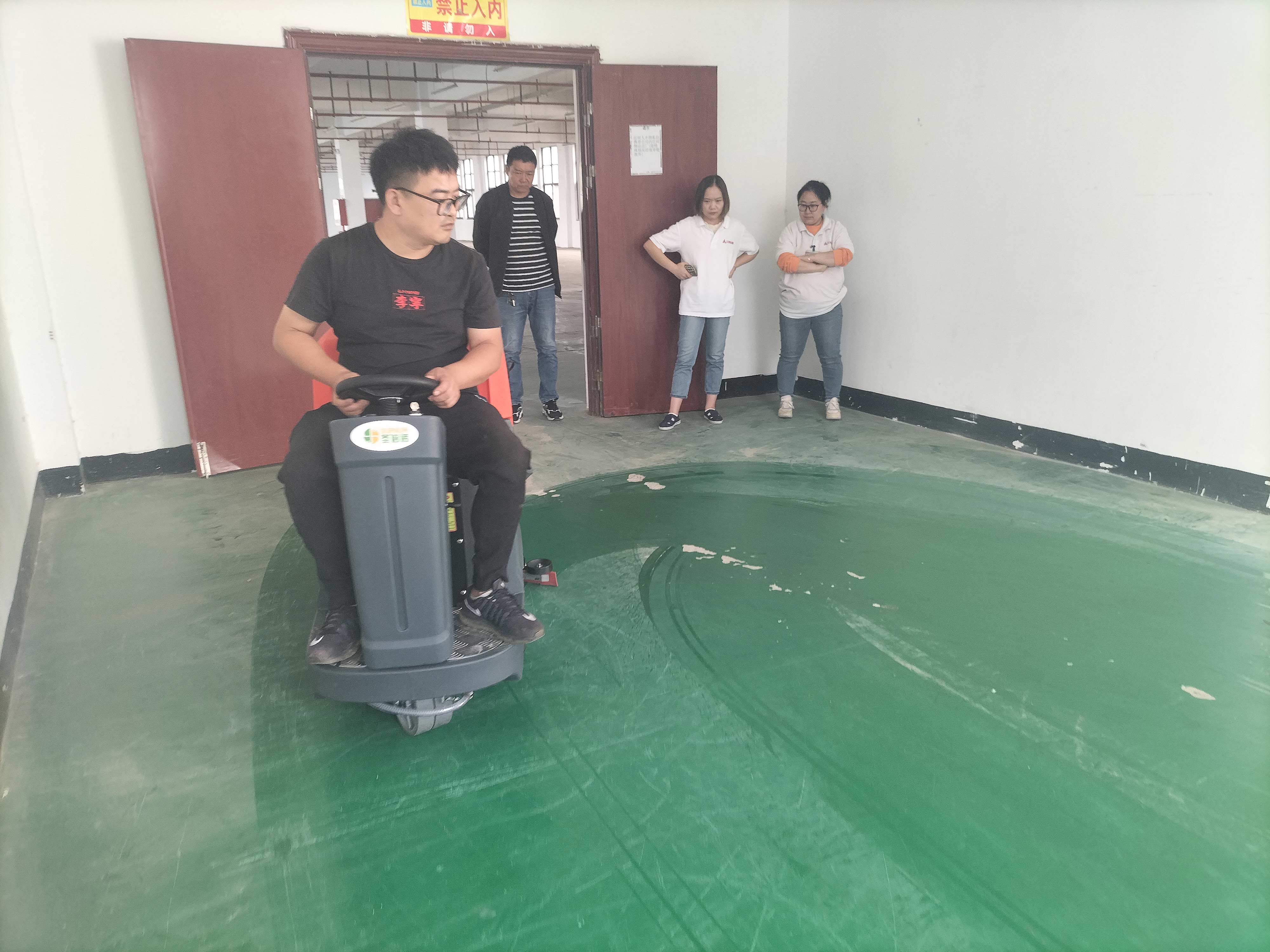洗地機的廣泛應(yīng)用不僅提高了清潔效率，也在一定程度上對環(huán)境產(chǎn)生積極影響