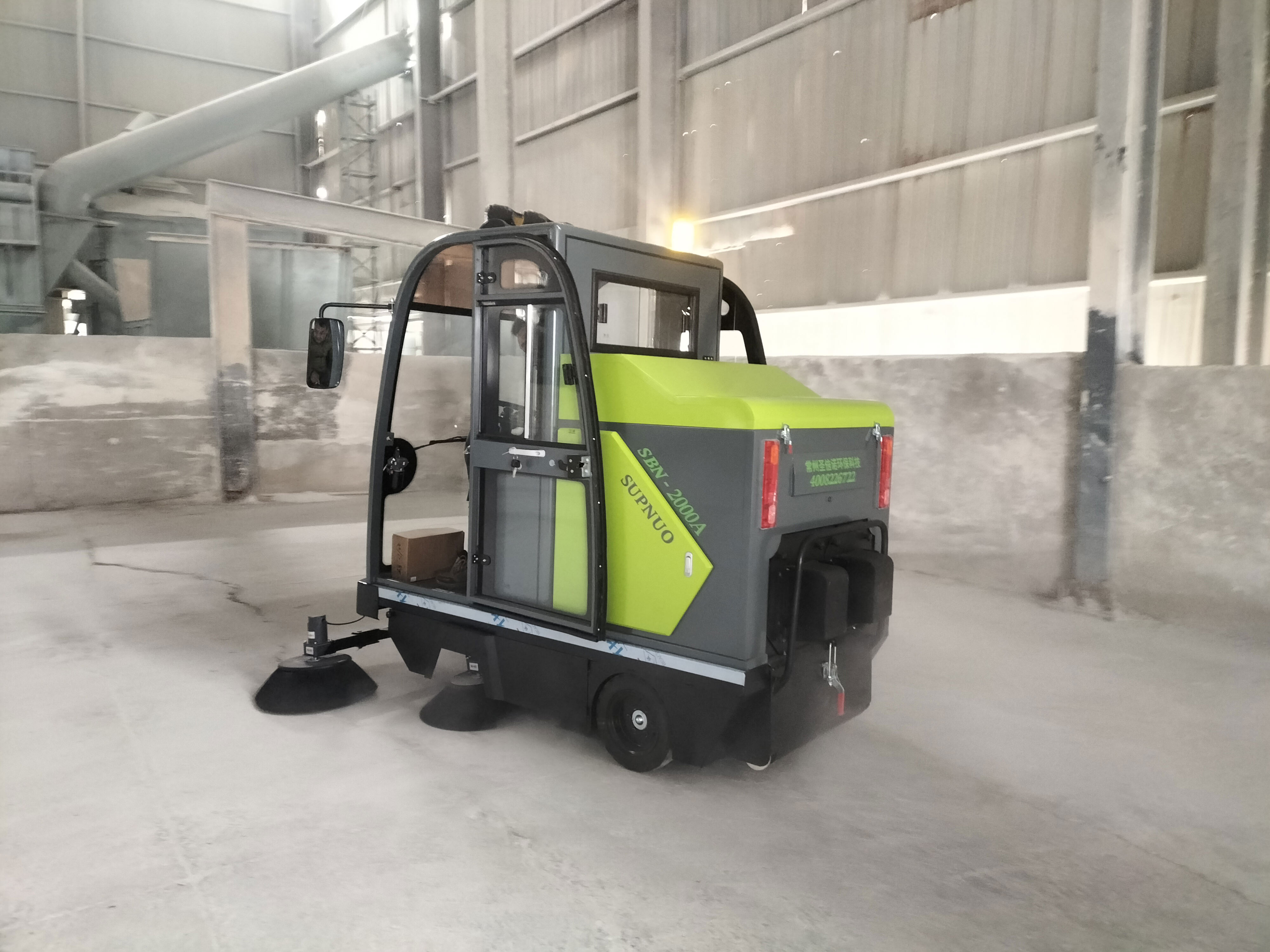 駕駛式掃地車在各行業(yè)的崛起與應用