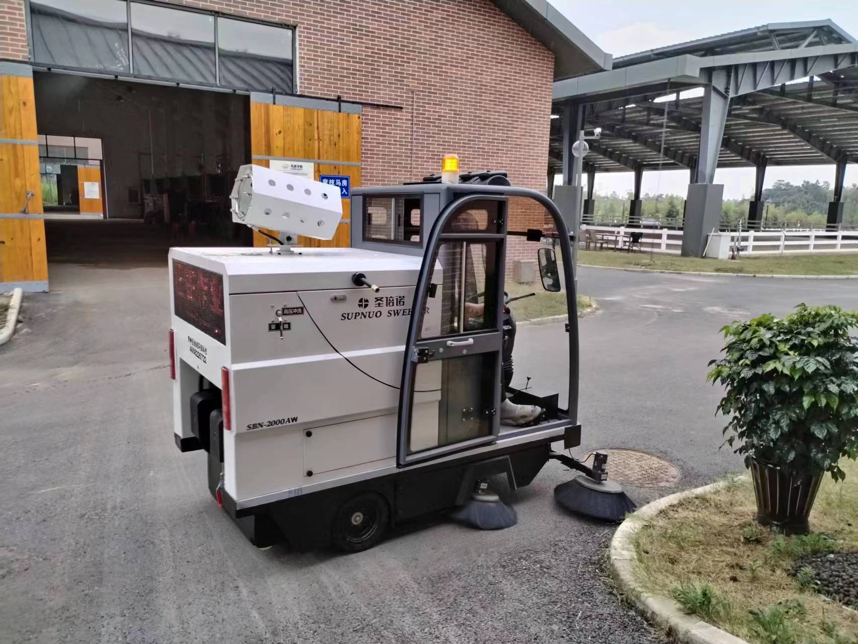 駕駛式掃地車：顛覆多個行業(yè)的清潔新力量