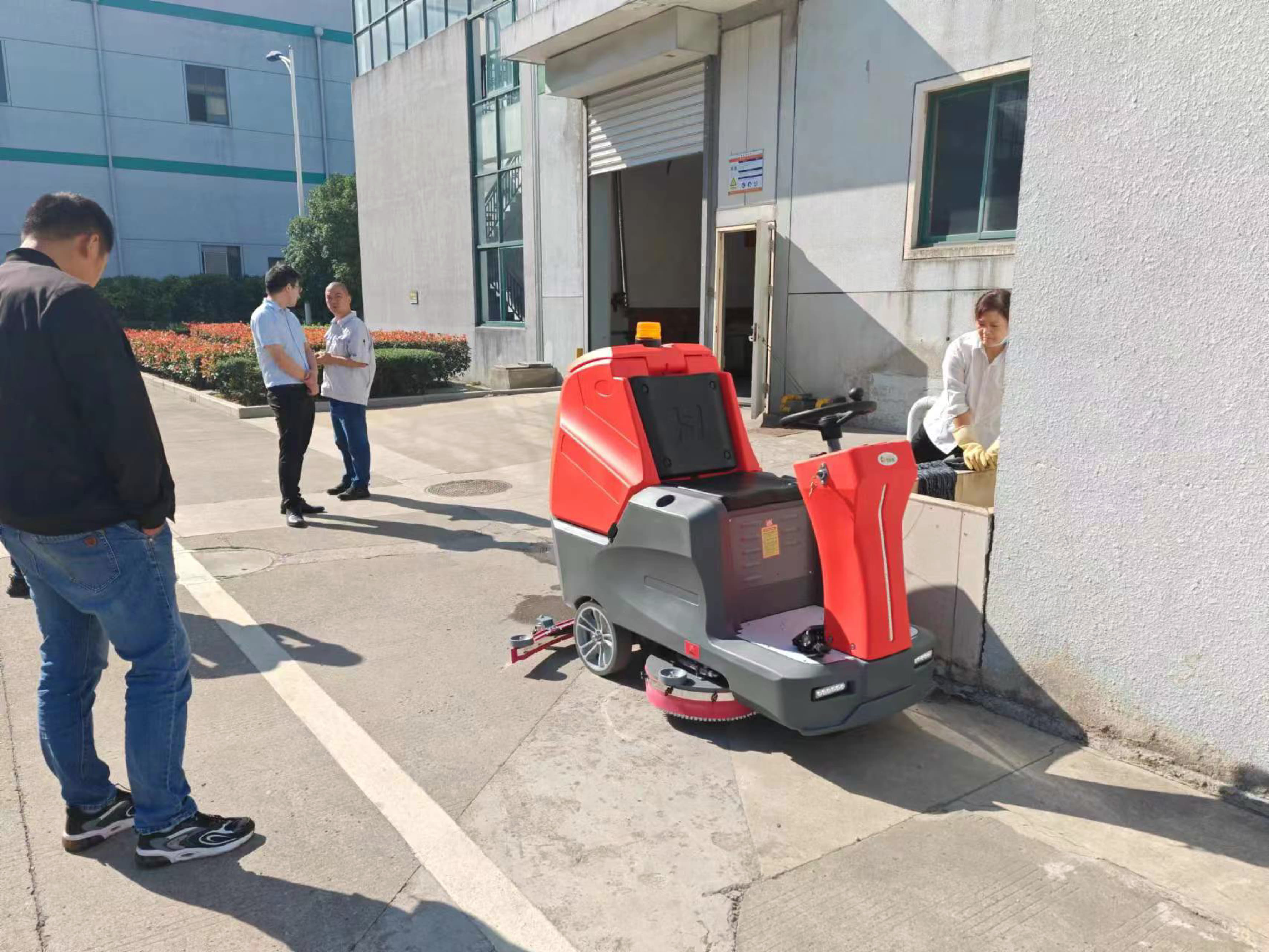  在現代的工業環境中，工廠洗地機的作用不可小覷
