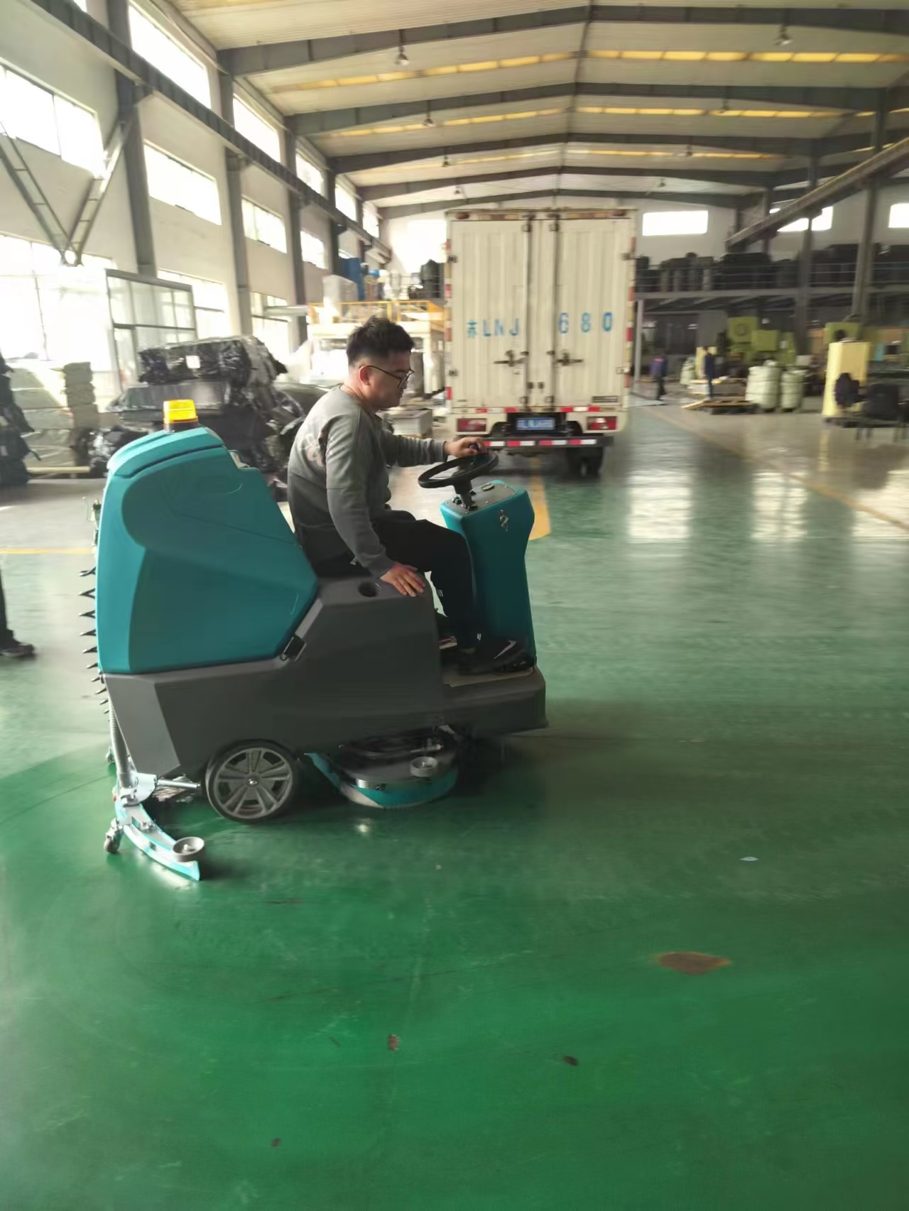 駕駛式洗地機如何提升現(xiàn)代清潔效率