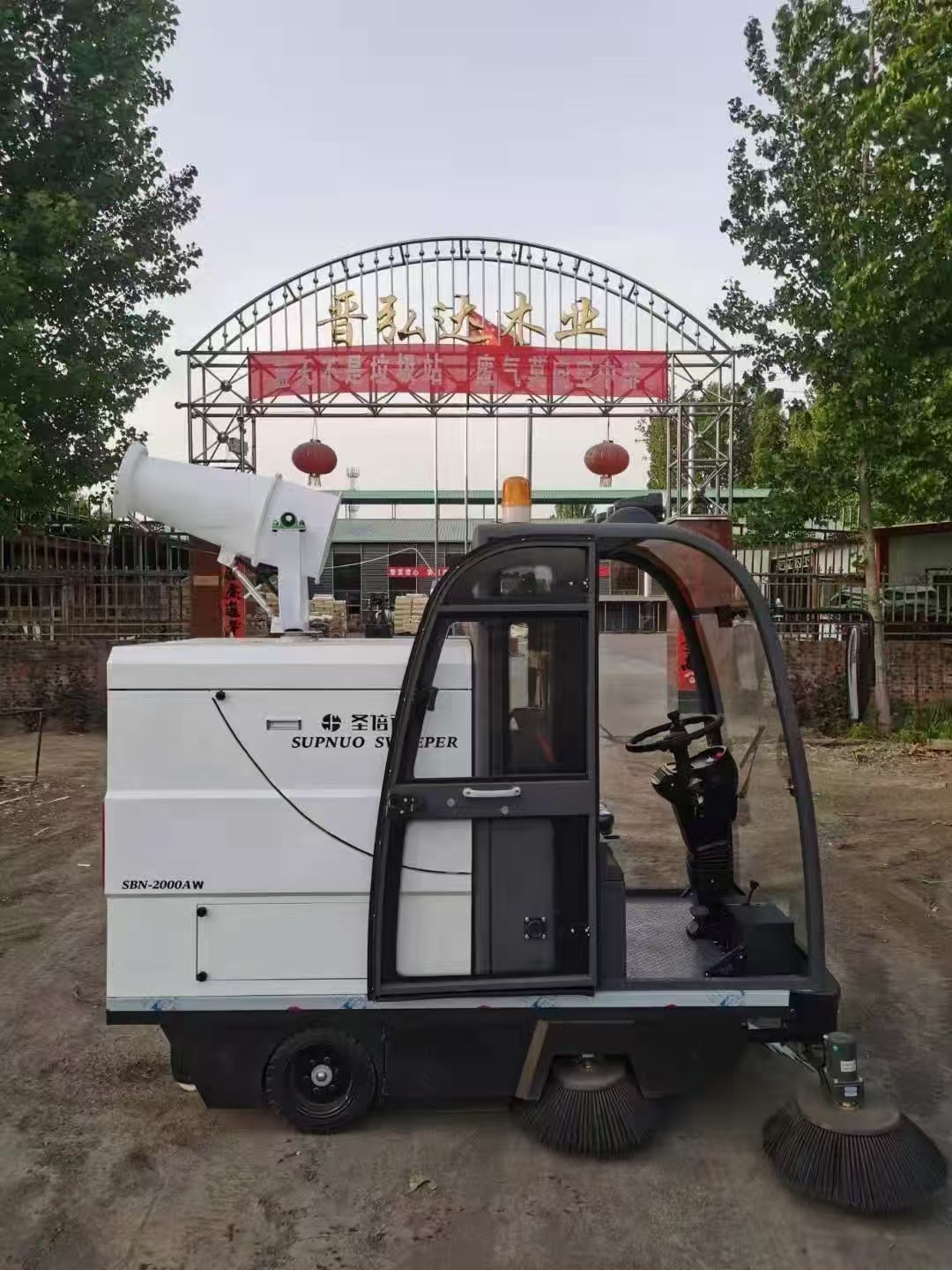 《電動清掃車亮相園區，科技與環保的完美結合》